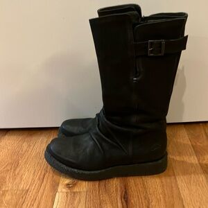 Like new John Fluevog Sea To Sky Boot Womens 6 Black Soft Nubuck Side Zip